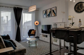 Garbary 104 - Modern Apt near Old Town - King Bed - Free Parking